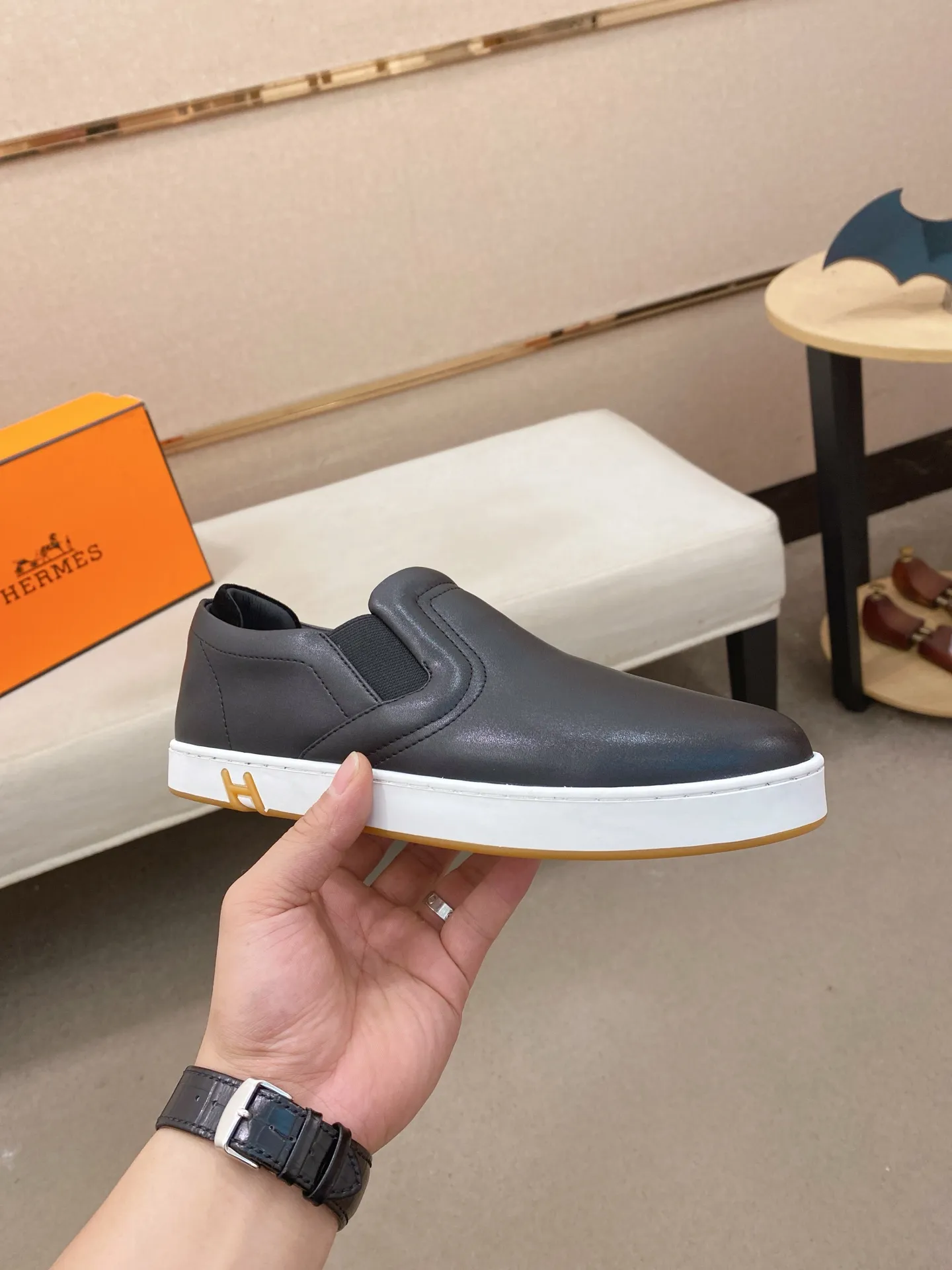 Men's clothing and shoes💰: 442💰《HERMES》【Classic original single version】Hermès; top 🔝purchase agent🔍🔍men's latest 🇺🇸 counter sales simultaneously, imported from Italy original ▲▲cowhide ▲▲ (high-end, nobility, class) ) Exquisite workmanship (Italian 🇮🇹 imported water-dyed 🐂 cowhide lining) sole: original sole provided by the original factory, ⚠️exclusive double-layer activity·TPR·rubber·combined molded outsole; super comfortable·wear-resistant·non-slip·environmental protection The real thing is more beautiful if you take the real thing (high quality, follow the order). You can enter and exit the counter at will * Number of yards: 38-44 (45 can be customized and cannot be returned or exchanged)